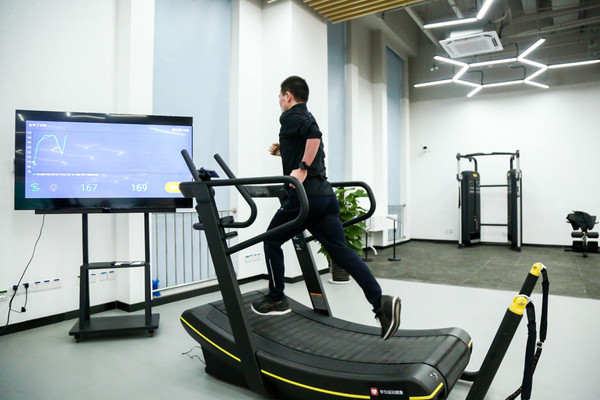 全球首款对抗级AI网球机器人落地京山(图1)